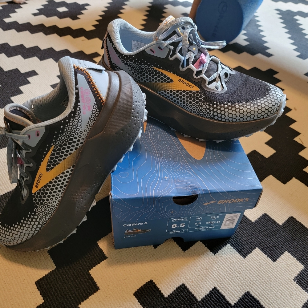 Brooks Caldera 6, womens size 8.5 Only worn a few times, have box!